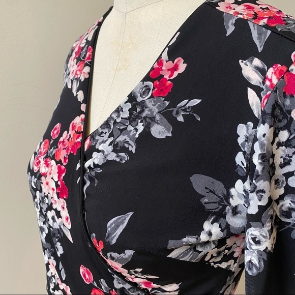 White House Black Market Reversable Floral/Geo Print Faux Wrap Dress Size 2 - Picture 6 of 8